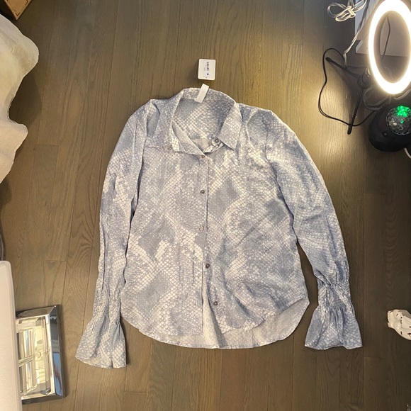 Snake pattern button blouse with ruffled sleeves - Picture 2 of 3